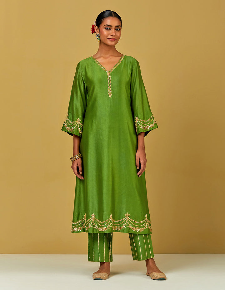 Green Embroidered Chanderi Silk Kurta With Pants And Dupatta