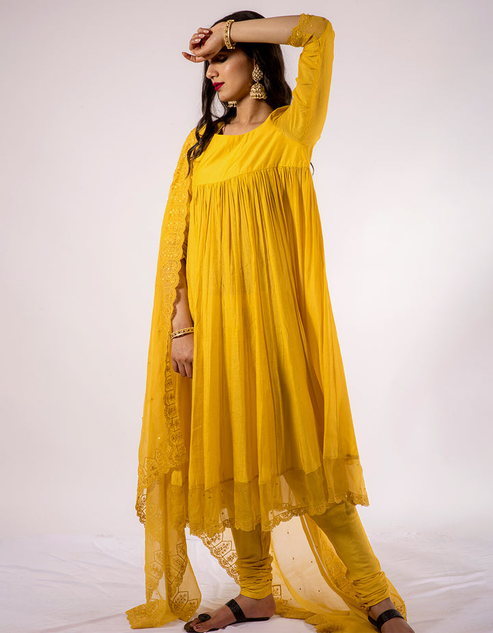 Yellow-muslin-cotton-anarkali-with-churidar-and-scalloped-embroidered-tissue-dupatta