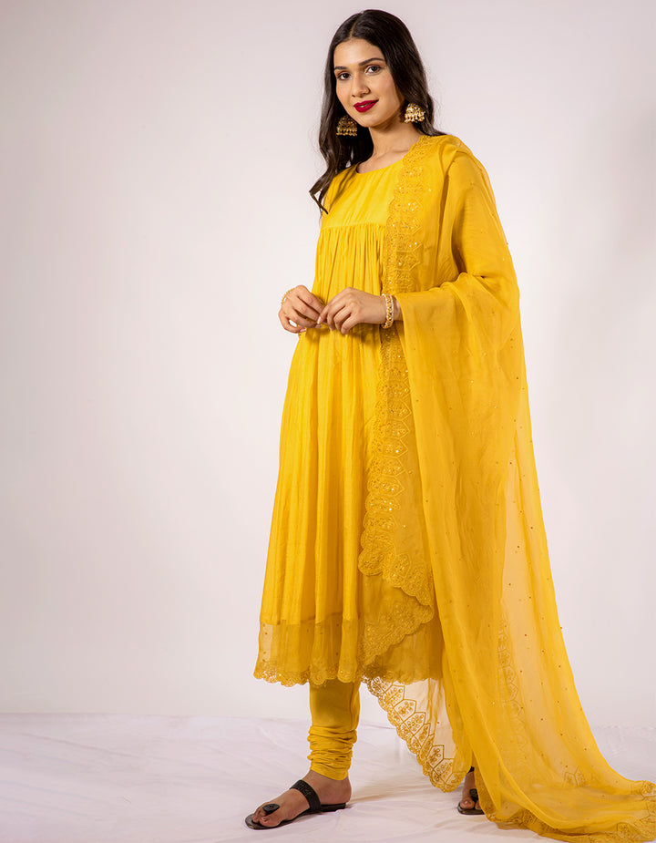 Yellow-muslin-cotton-anarkali-with-churidar-and-scalloped-embroidered-tissue-dupatta