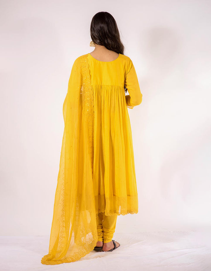 Yellow-muslin-cotton-anarkali-with-churidar-and-scalloped-embroidered-tissue-dupatta